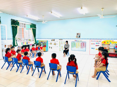 Các bé cùng cô rèn luyện thao tác rửa tay