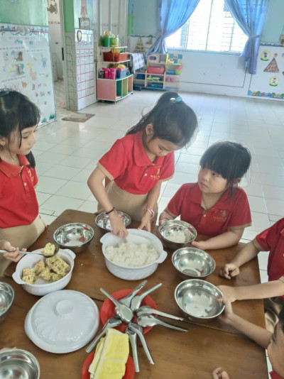 TUYÊN TRUYỀN GIÁO DỤC KỸ NĂNG TỰ PHỤC VỤ TRONG ĂN UỐNG CHO TRẺ MẦM NON