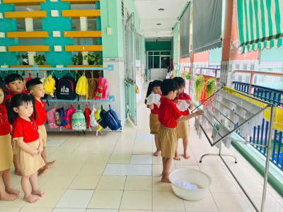 RÈN CHO TRẺ KỸ NĂNG LAU MẶT