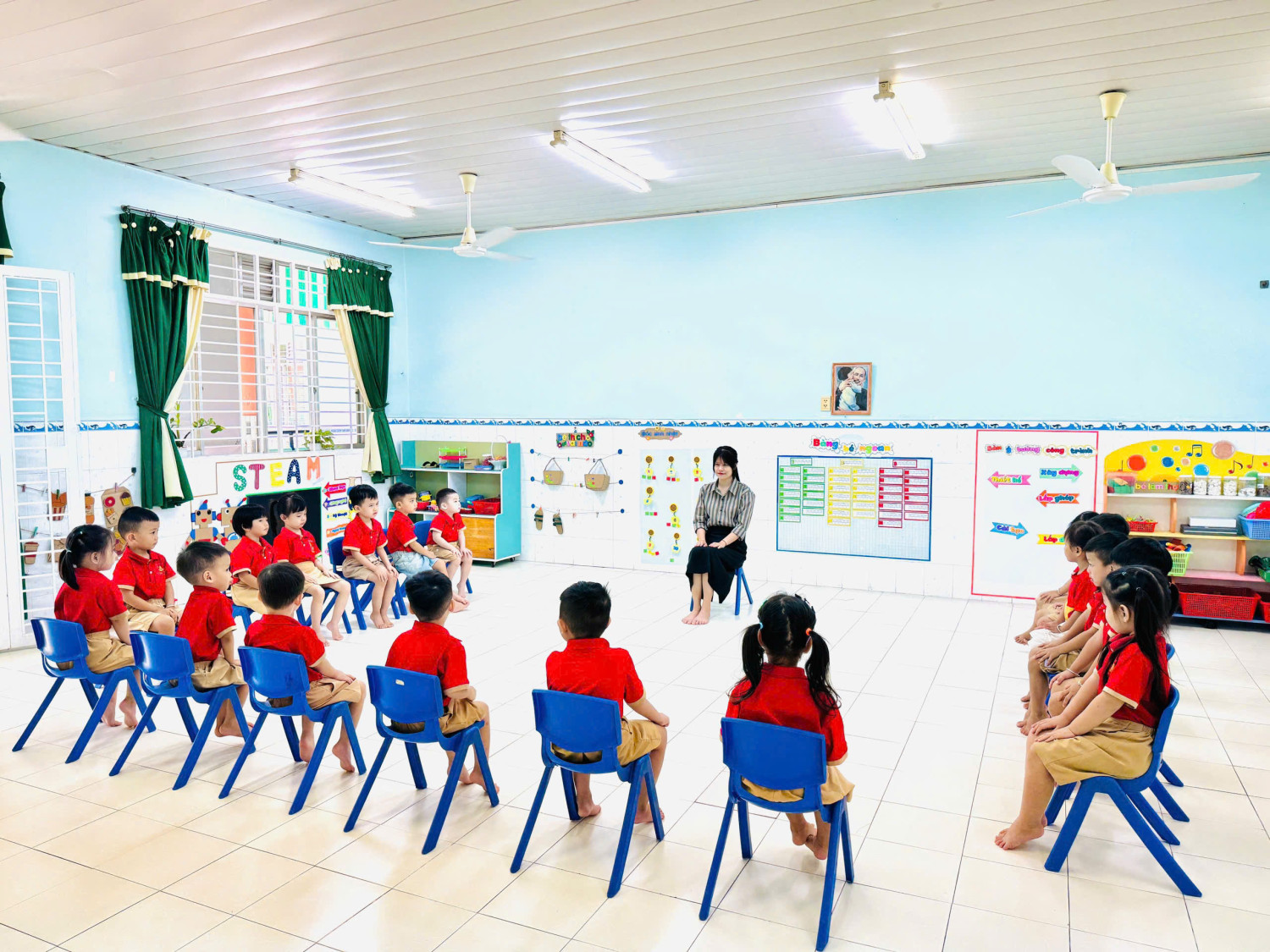 Các bé cùng cô rèn luyện thao tác rửa tay