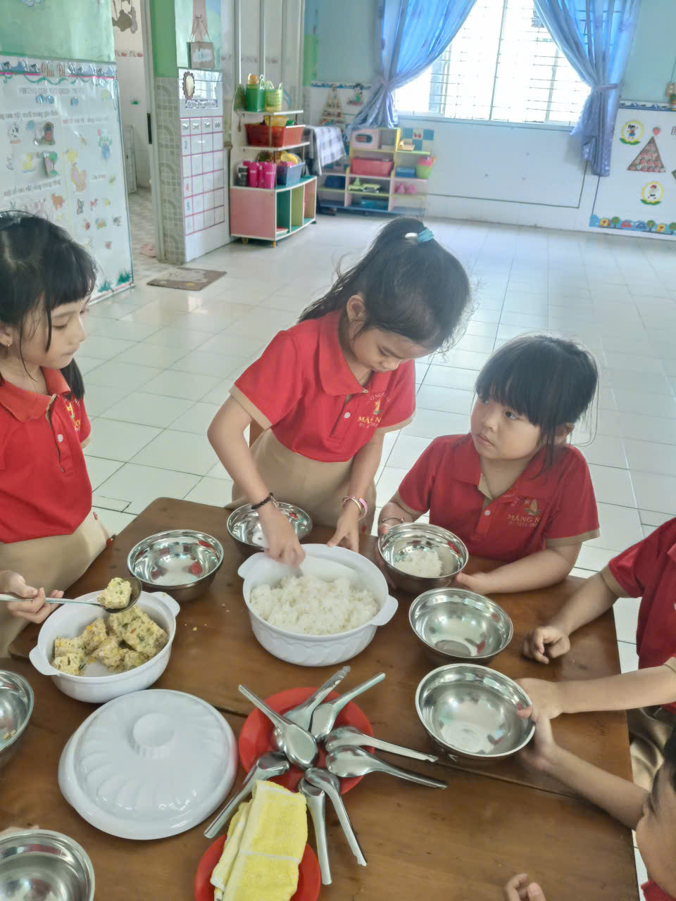 TUYÊN TRUYỀN GIÁO DỤC KỸ NĂNG TỰ PHỤC VỤ TRONG ĂN UỐNG CHO TRẺ MẦM NON